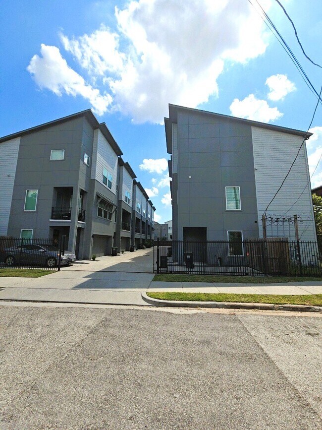 Building Photo - 2852 Cline St