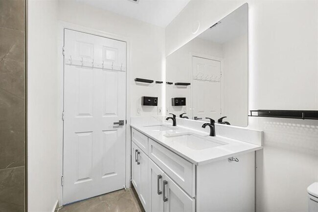 Building Photo - 7923 N Southwood Cir