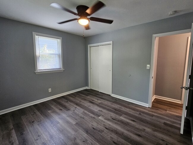 Building Photo - 1608 Hawthorne Dr
