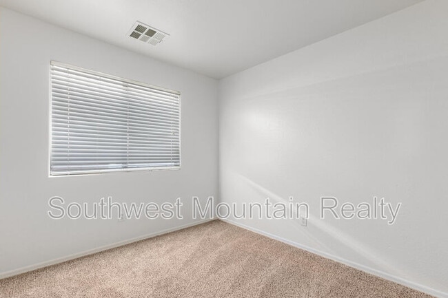 Building Photo - 1140 E Oak Rd