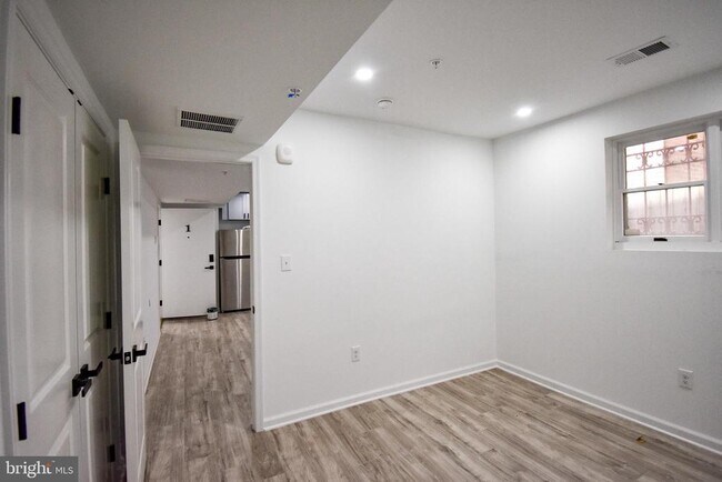 Building Photo - 5305 Dana Pl NW