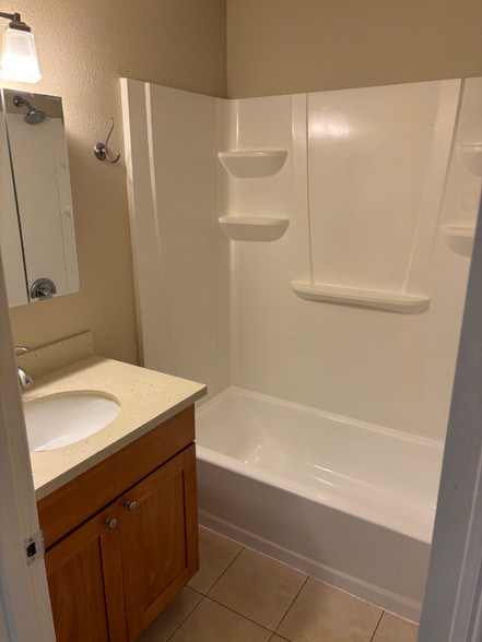 Building Photo - 1626 Kent Des Moines Rd