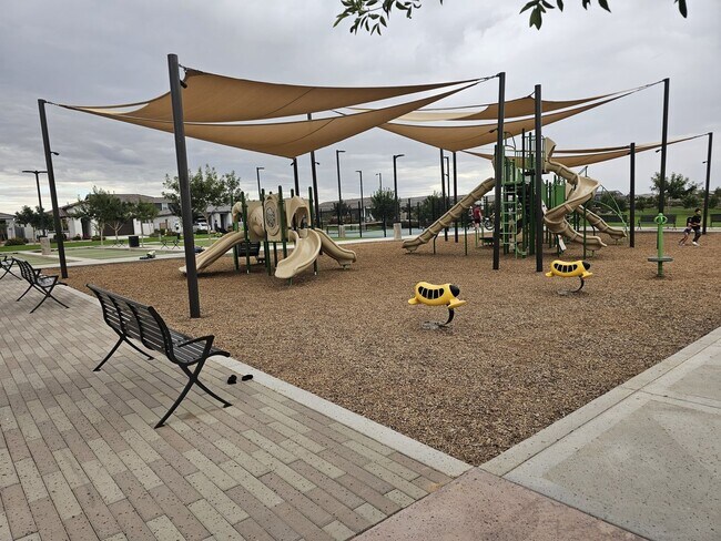 Building Photo - 5 BEDROOM 4 BATH SINGLE FAMILY HOME