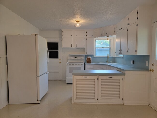 Building Photo - 2025 Mountainview Dr
