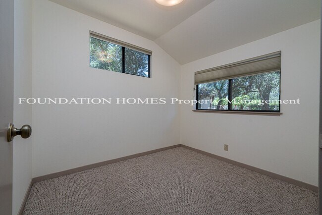 Building Photo - Charming 2BD/2BA Converted Stable in Seren...