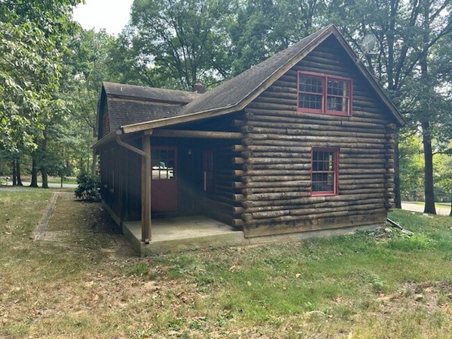 Building Photo - Country Charmer-4 Bedroom Log Home