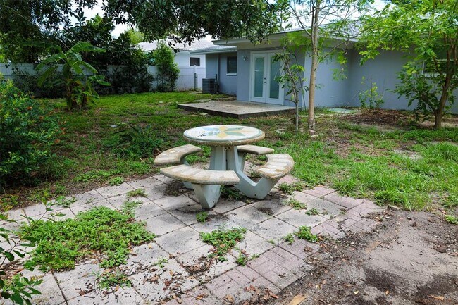 Building Photo - 686 Manor Dr W