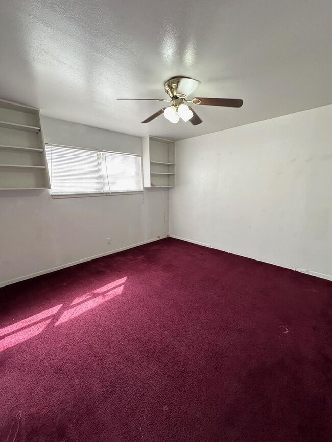 Building Photo - 4 Bed 2.5 Bath!