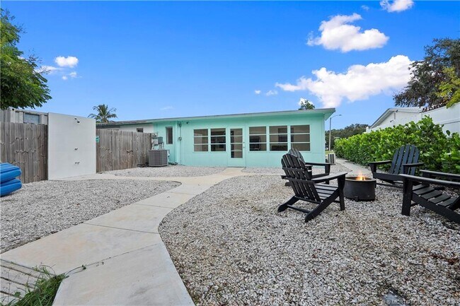 Building Photo - 30 SW Hideaway Pl