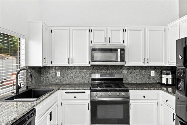 Building Photo - 421 Yellowstone Cir