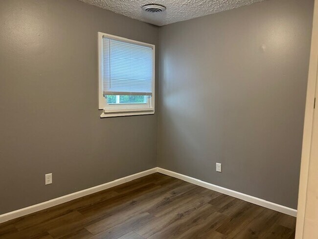Building Photo - 3 Bedroom, 2 Bath Ranch Home w/Central Air