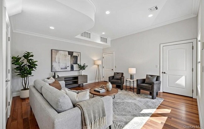 Building Photo - 702 Equestrian Way