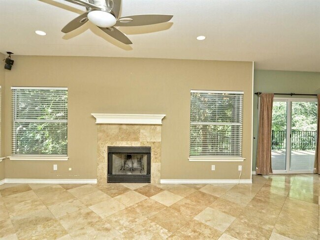 Building Photo - PRELEASING FOR BEGINNING OF JUNE! COME INTO YOUR OASIS!