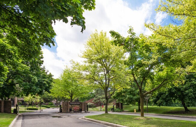 Building Photo - 3069 Lindenwood Dr