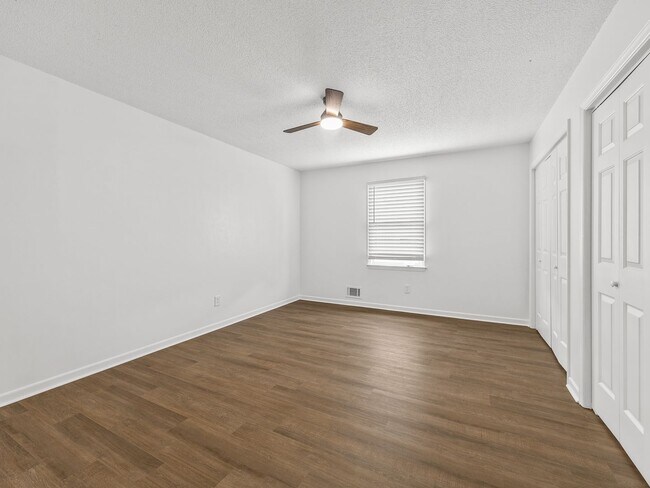 Building Photo - Freshly renovated 2 bed 2 bath home-$500 off first month rent!!