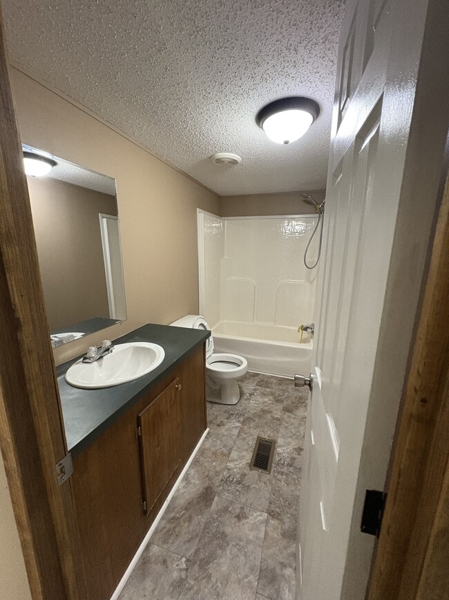 Building Photo - 152 Meadow Ln