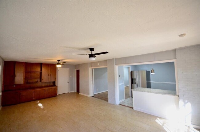 Building Photo - 6229 Tanager St