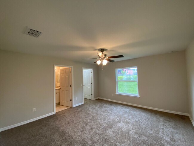 Building Photo - Custom Home - Desirable SE Ocala Neighborh...