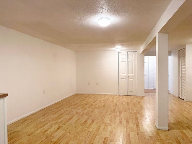 Building Photo - Converted Duplex 2 Bed 1 Bath w/ Private Y...