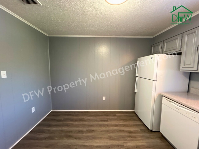 Building Photo - Charming 2-Bedroom Upstairs Apartment in Irving – Convenient Location, Fenced Yard, and More!