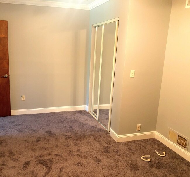 Building Photo - Large 3 Bed, 1 Bath - Central Air, Washer/Dryer