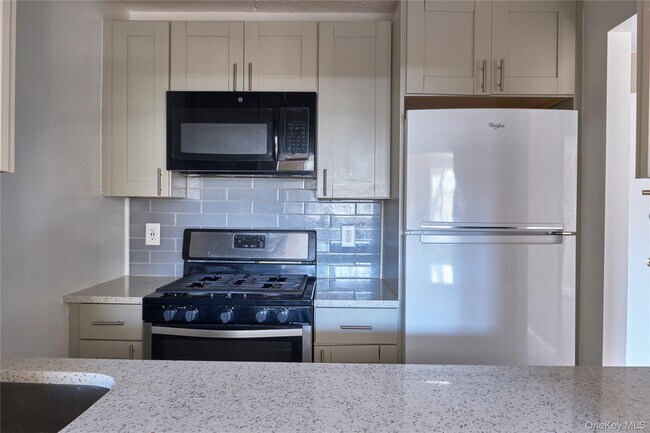 Building Photo - 2 Consulate Dr