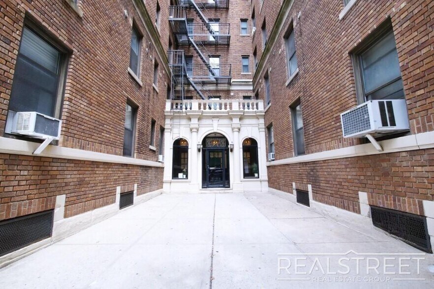 Building Photo - 4 bed | 3 Full Bath In Prime Brooklyn Heights