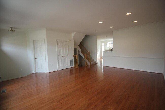 Building Photo - 4555 Fair Valley Dr