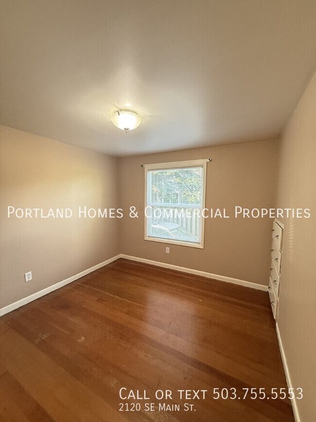 Building Photo - 2120 SE Main St