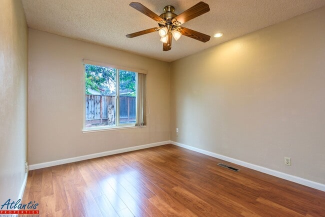 Building Photo - Lovely Home | Bonus Room | A/C | Solar Panels