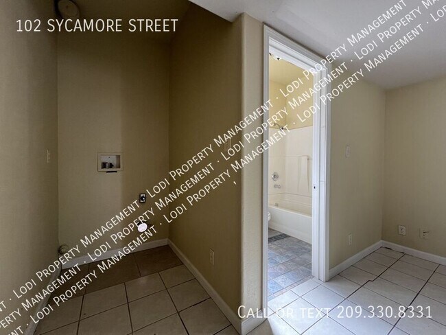 Building Photo - 102 Sycamore St