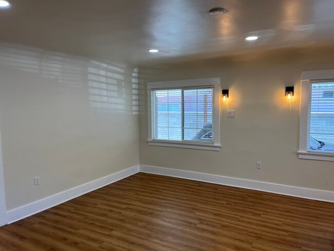 Building Photo - Beautifully Renovated 2 Bed / 1 Bath in Co...
