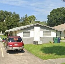Building Photo - 2 bed one bath duplex