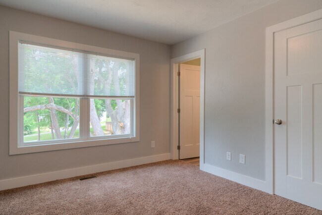 Building Photo - Uptown Village- 3 BR 3.5 Bath Townhome