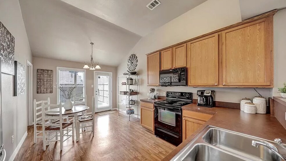 Building Photo - 9000 Eastwood Ave