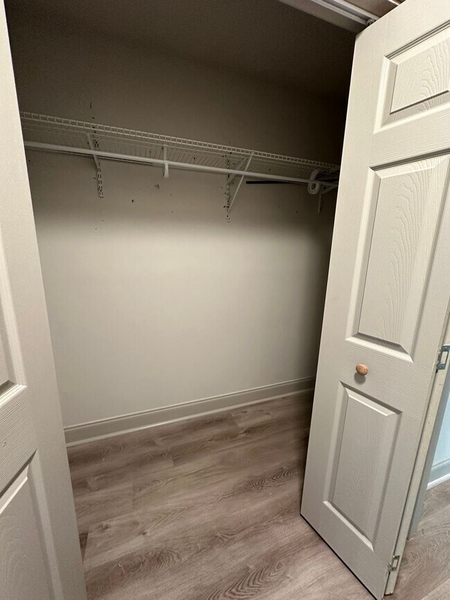 Building Photo - Like New 3 Bedroom 2 Bathroom Home