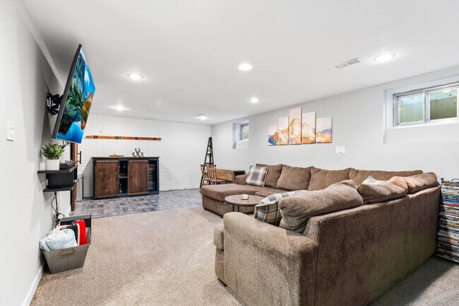 Building Photo - 6029 Iris Way