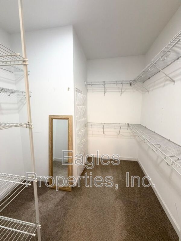 Building Photo - 328 N Landing Dr