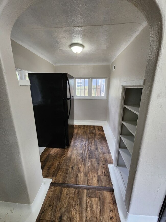 Building Photo - Spacious 2-Bedroom, 1-Bathroom Home AVAILA...