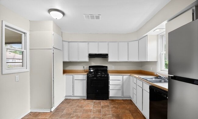 Building Photo - E 47th St