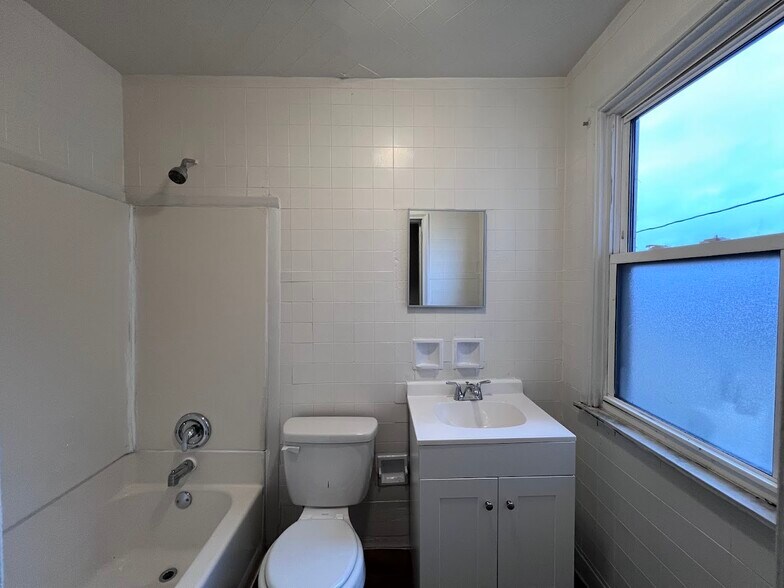 Building Photo - 207 E 10th Ave