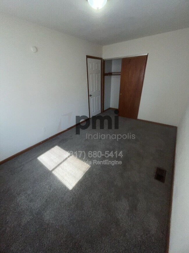 Building Photo - 116 E 19th St