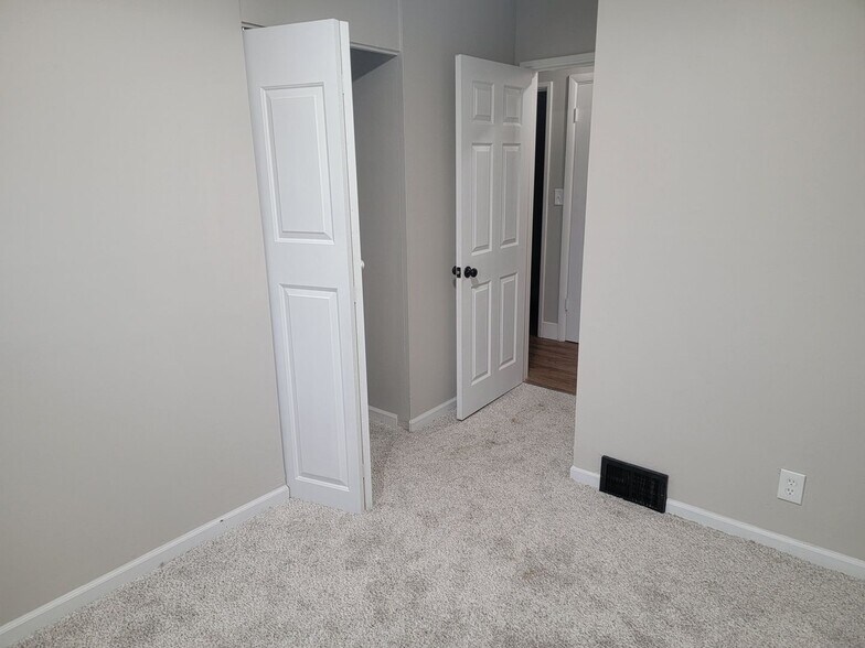 Building Photo - 1196 Thorndale Dr