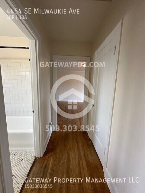 Building Photo - 4454 SE Milwaukie Ave