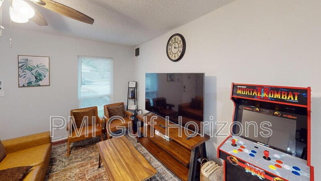 Building Photo - 3900 Baywoods Dr