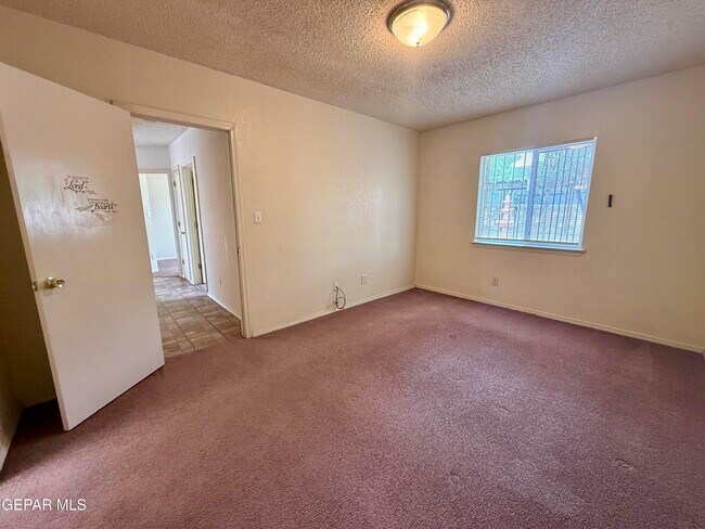 Building Photo - 12118 Royal Woods Dr