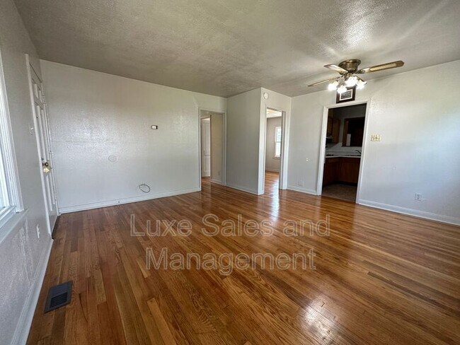 Building Photo - 206 E Myrtle Dr