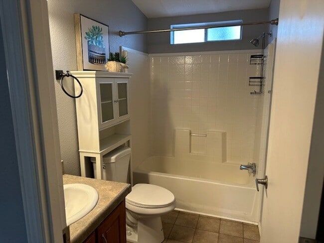 Building Photo - Stylish 3-Bed Home with Backyard & Garage!