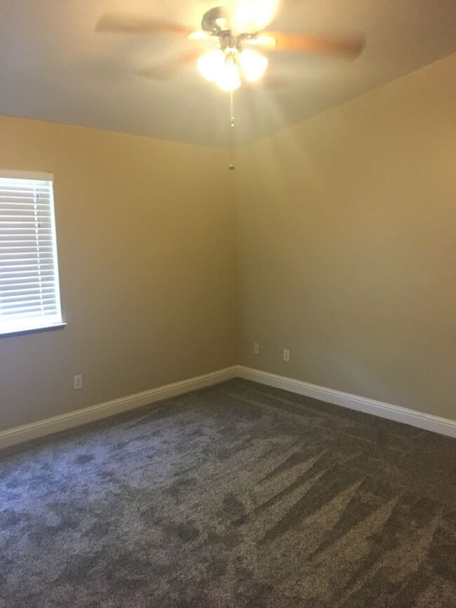 Building Photo - 3+2 NW Hageman & Jewetta Area $2150+ $2150 Deposit