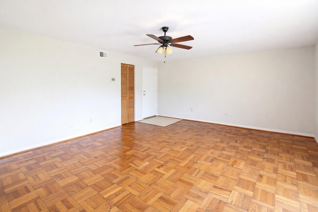 Interior Photo - OXFORD COURT APARTMENTS -- 054